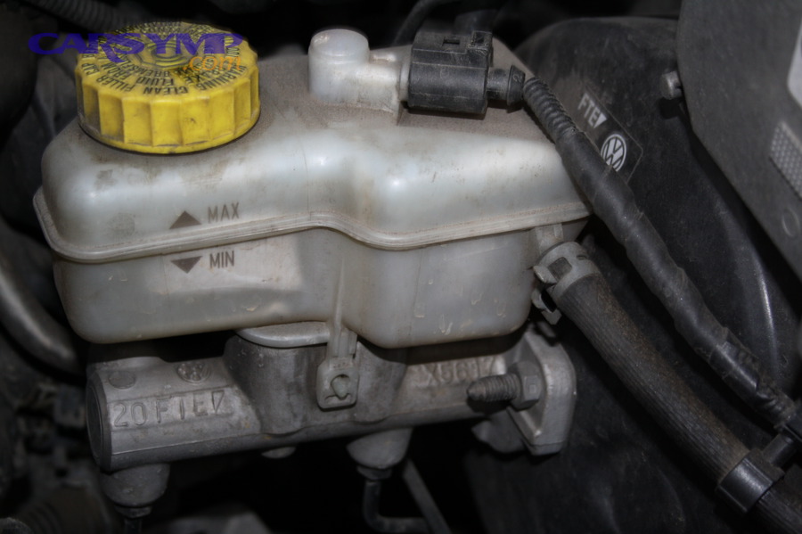 What warning lights and fluid-level clues point to master cylinder trouble?