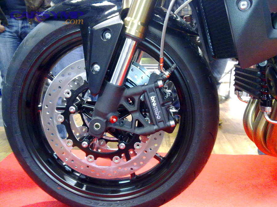 What driving symptoms match a caliper leak (and which do not)?