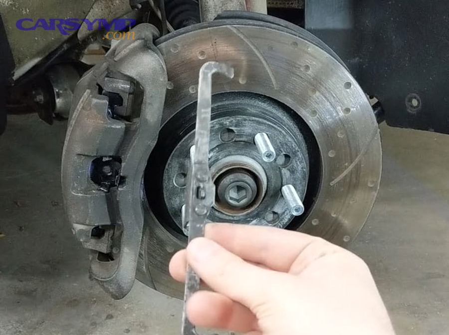 Diagnose Missing Shims & Hardware in Disc Brakes for DIYers (Synonym) 5 Install anti-rattle clips on brake pads
