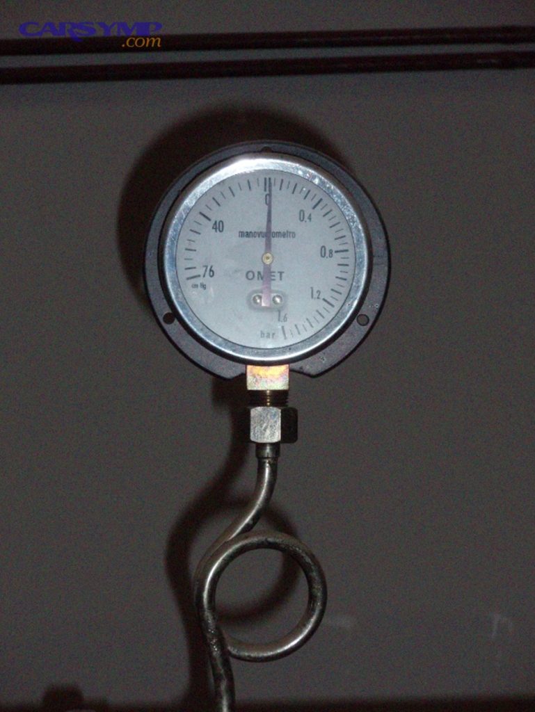 Pressure and vacuum gauge