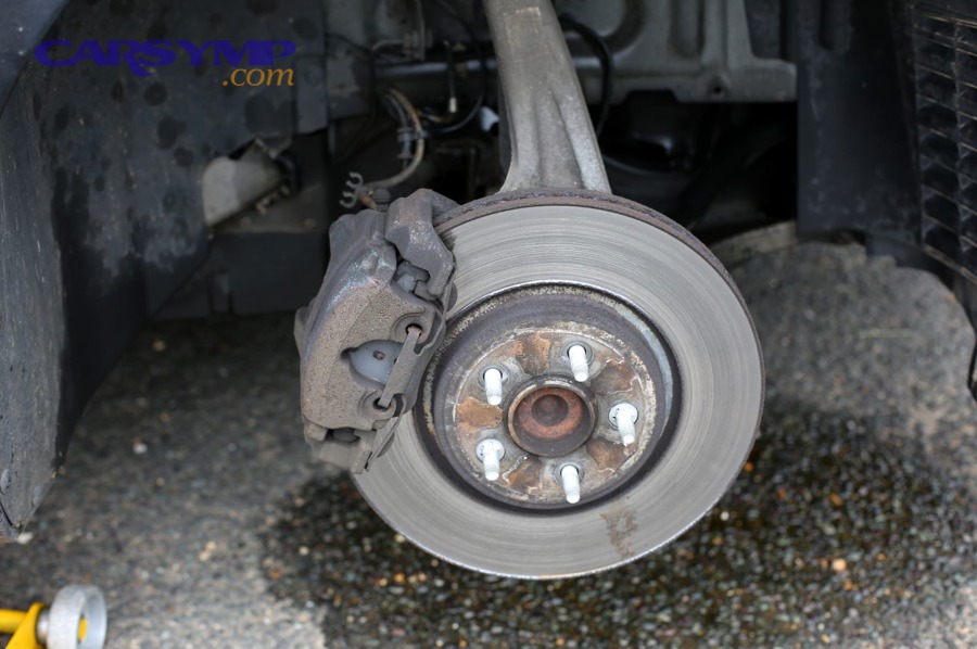 Brake fluid leak signs and safety steps you can follow at the roadside
