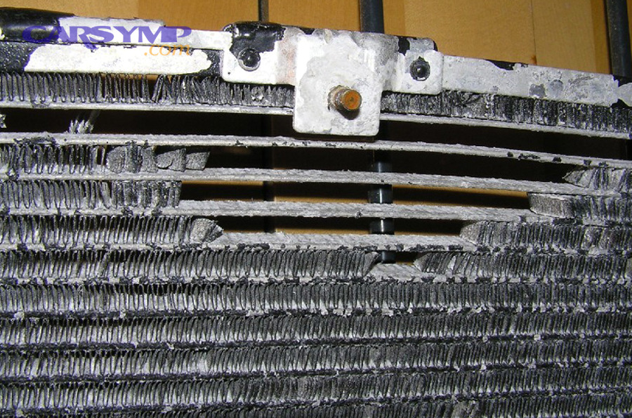 Can you visually spot a condenser leak without tools?