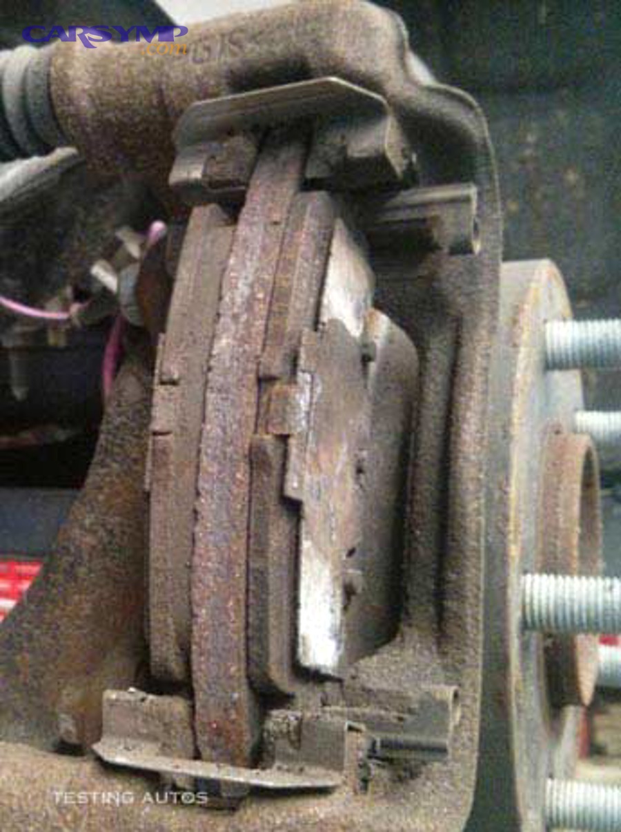 Which seized caliper signs can you see at the wheel and brake parts?