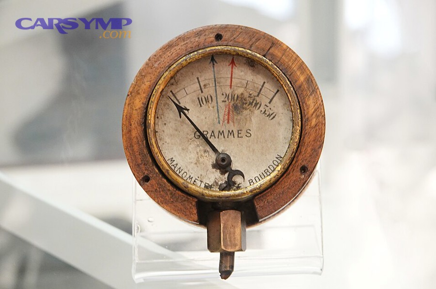Fuel pressure gauge dial