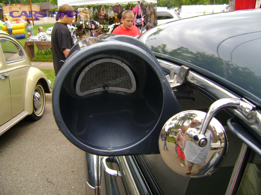 Front view of an automotive radiator/cooler showing airflow path