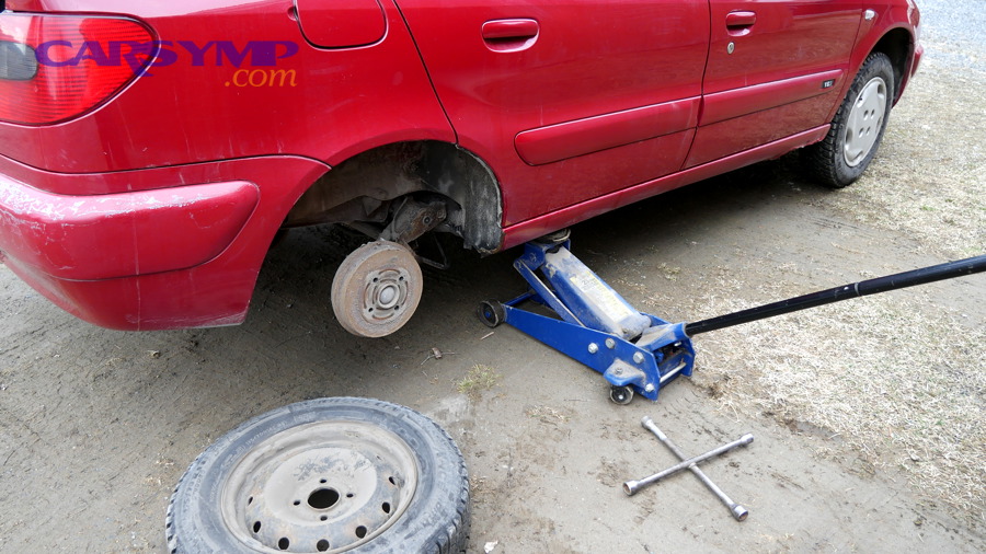 Changing car tire 20170513 01