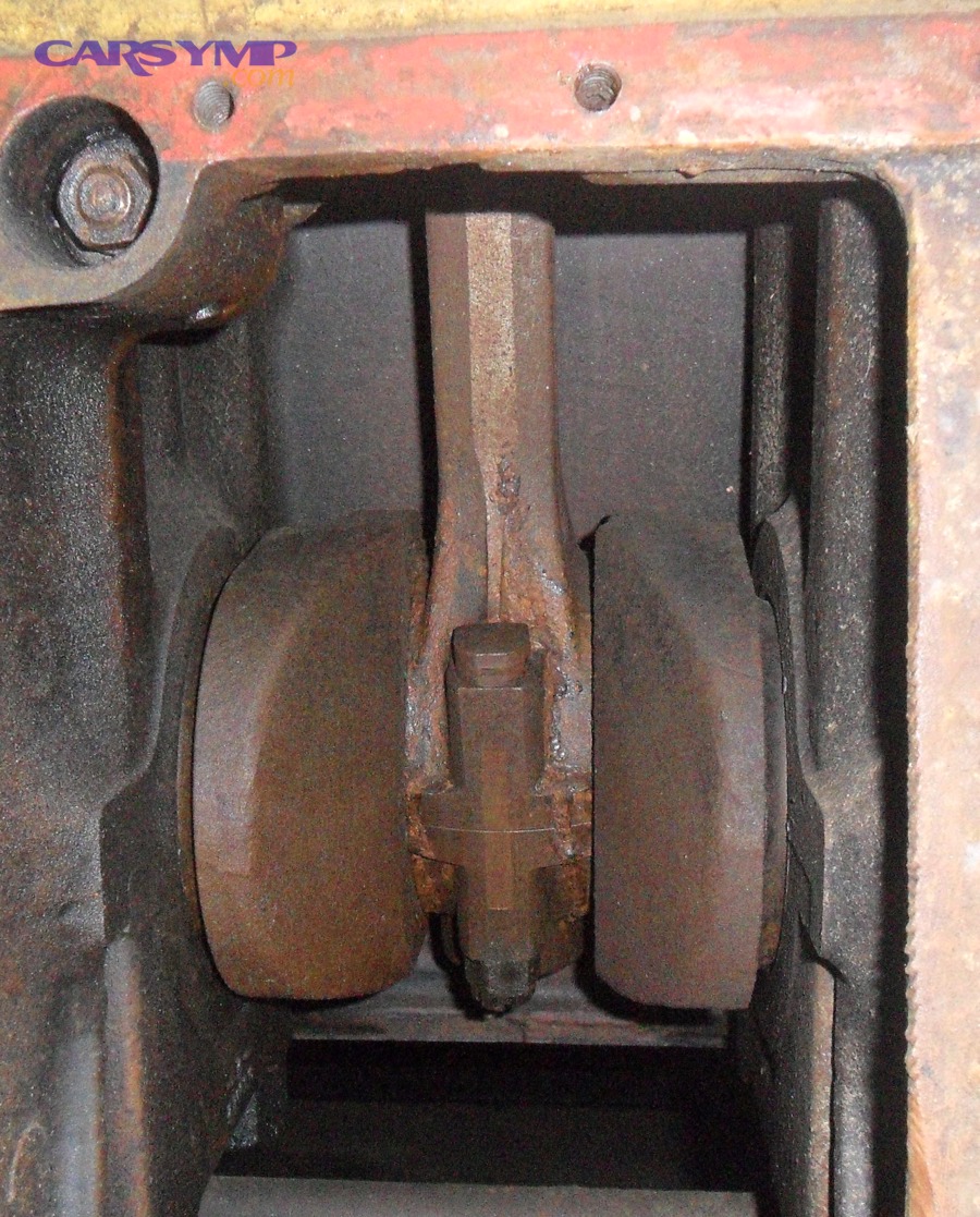 Connecting rod visible in an engine, related to rod knock diagnosis
