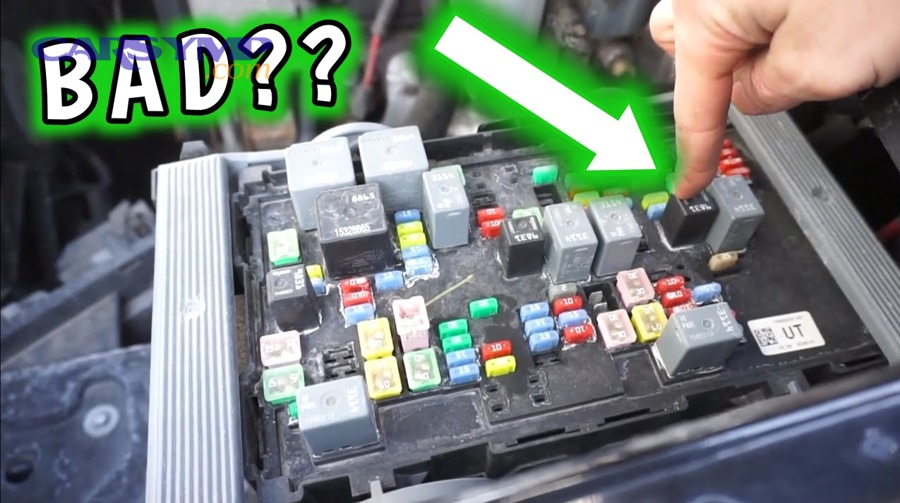 What is the difference between relay failure and fuse failure symptoms?
