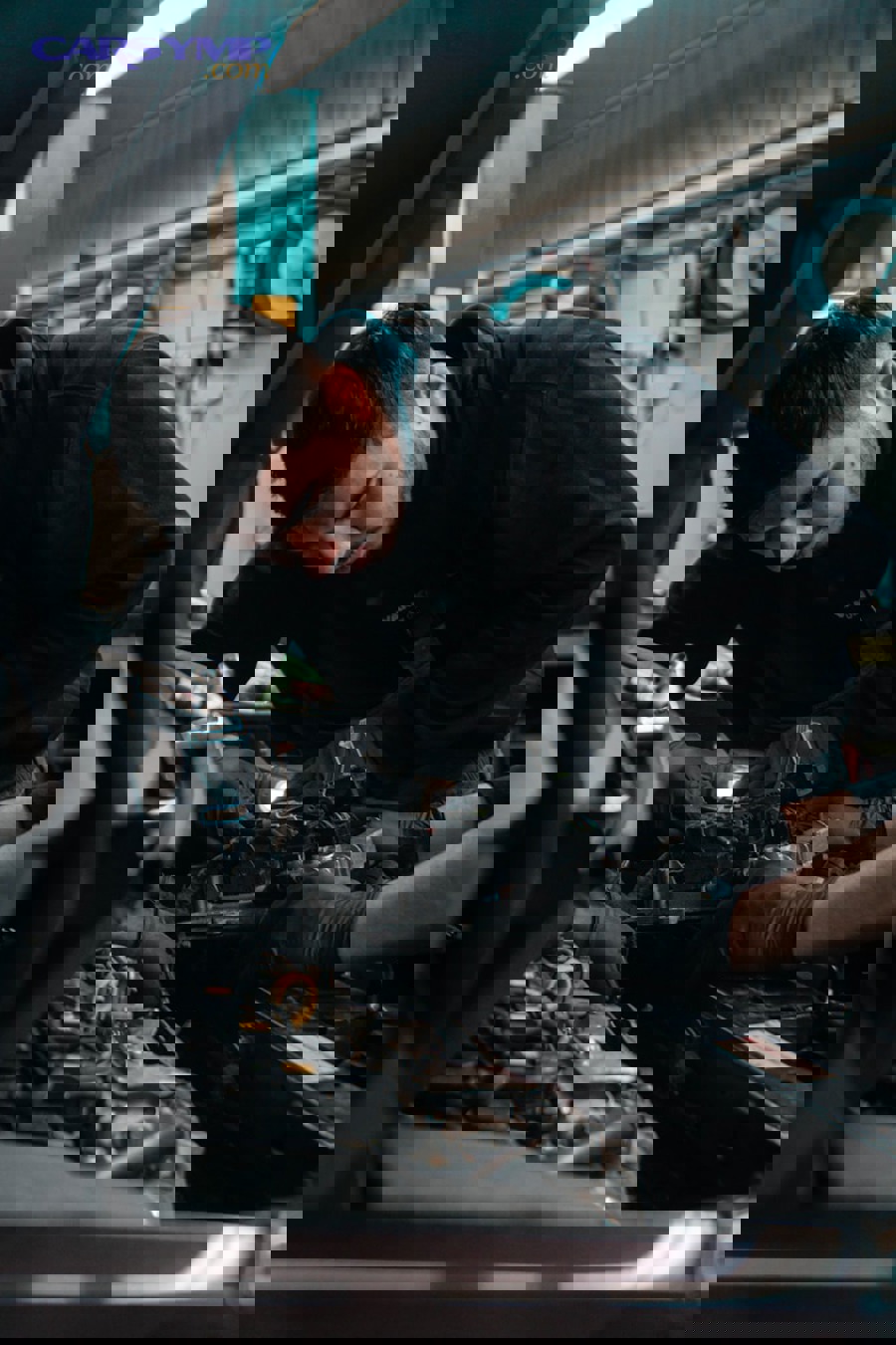 power steering reservoir showing fluid level and air bubbles during bleeding process