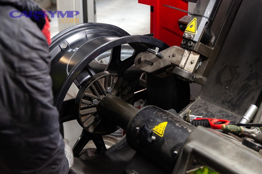 precision run-out gauge measuring wheel deviation on hydraulic straightening machine