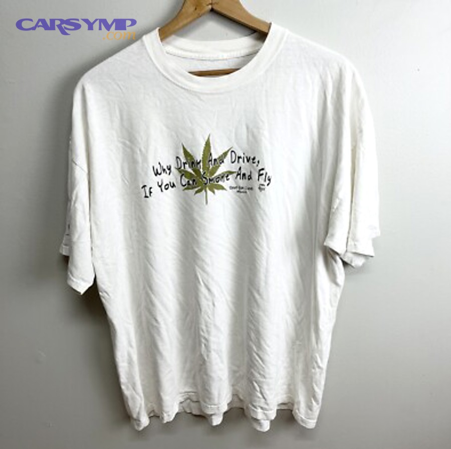 driver checking car engine and exhaust system for smoke diagnosis